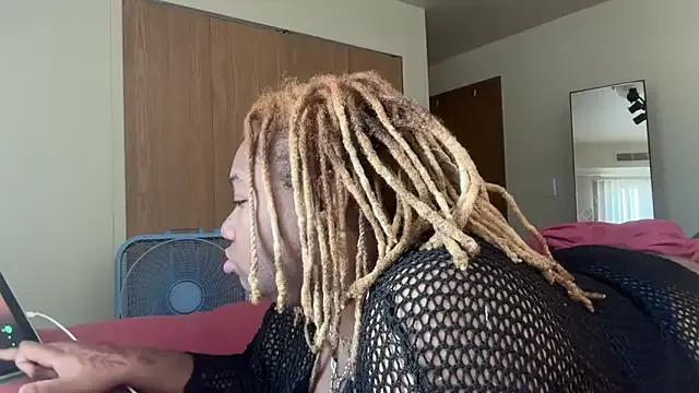 moonlit_softgirl from StripChat is Freechat