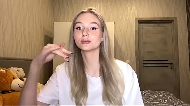 MoonlitCrystalia from StripChat is Freechat