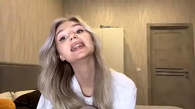 MoonlitCrystalia from StripChat is Freechat