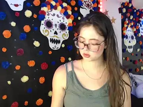 nikolle_huyt from StripChat is Freechat