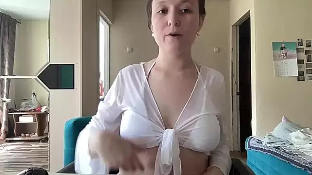 Polinari from StripChat is Freechat