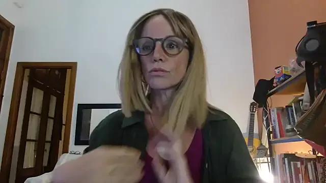 Polly23 from StripChat is Freechat