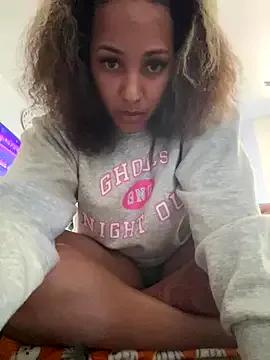 prettylildes from StripChat is Freechat