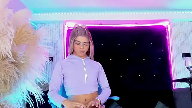 Queens_Wonders_Blonders from StripChat is Freechat