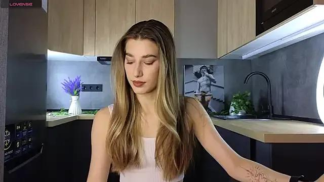Quinavelle from StripChat is Freechat