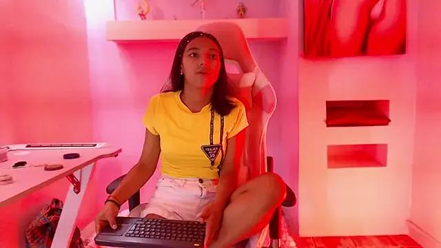 SaraaTylor from StripChat is Freechat