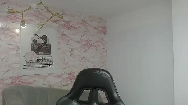 sarah_rouse_t_ from StripChat is Freechat