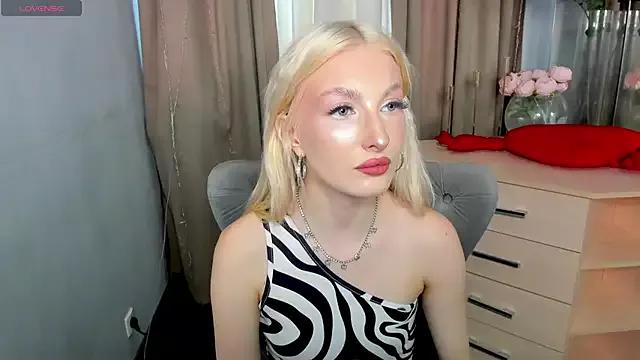 Sarrah_blush from StripChat is Freechat