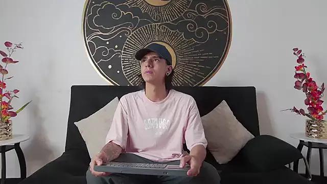 saul_stonee from StripChat is Freechat