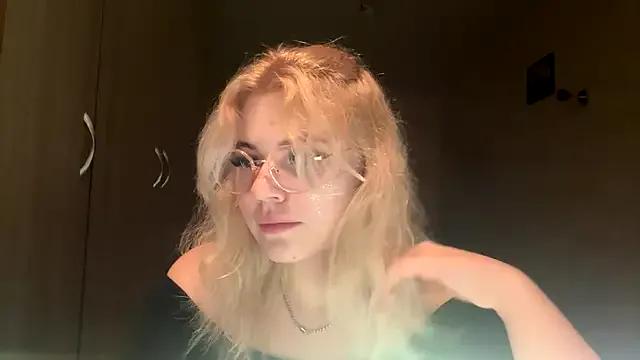 sunshinyflash from StripChat is Freechat