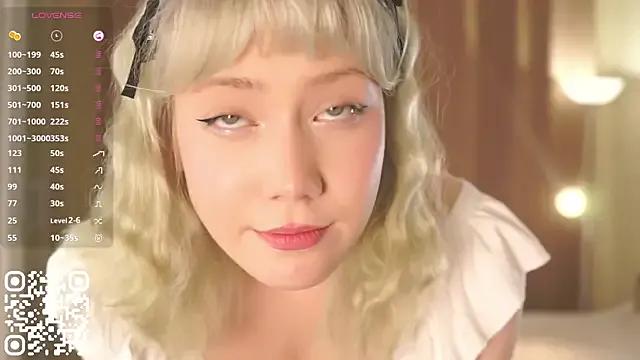 SuzyVanlaar from StripChat is Freechat