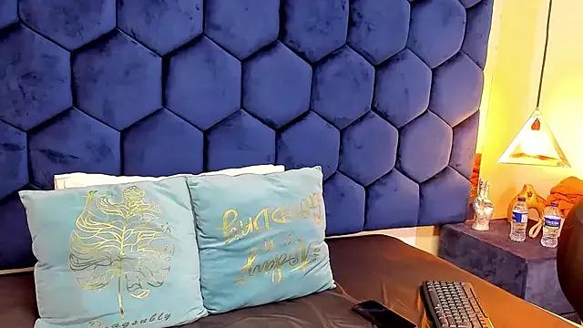 VELVETHUNTER_VC from StripChat is Freechat