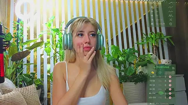 Violetttttta from StripChat is Freechat