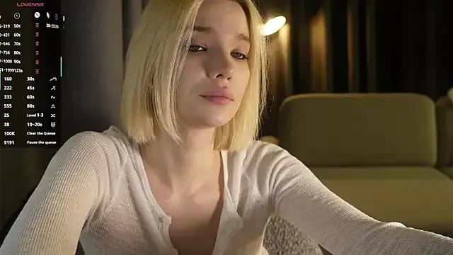 VivianKings from StripChat is Freechat