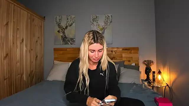 Whiteflower_xo from StripChat is Freechat
