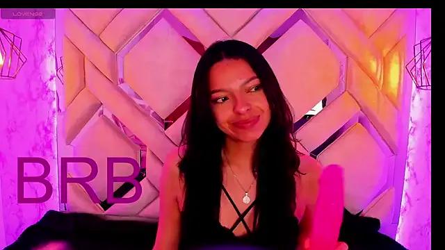 Yanna_pink from StripChat is Freechat